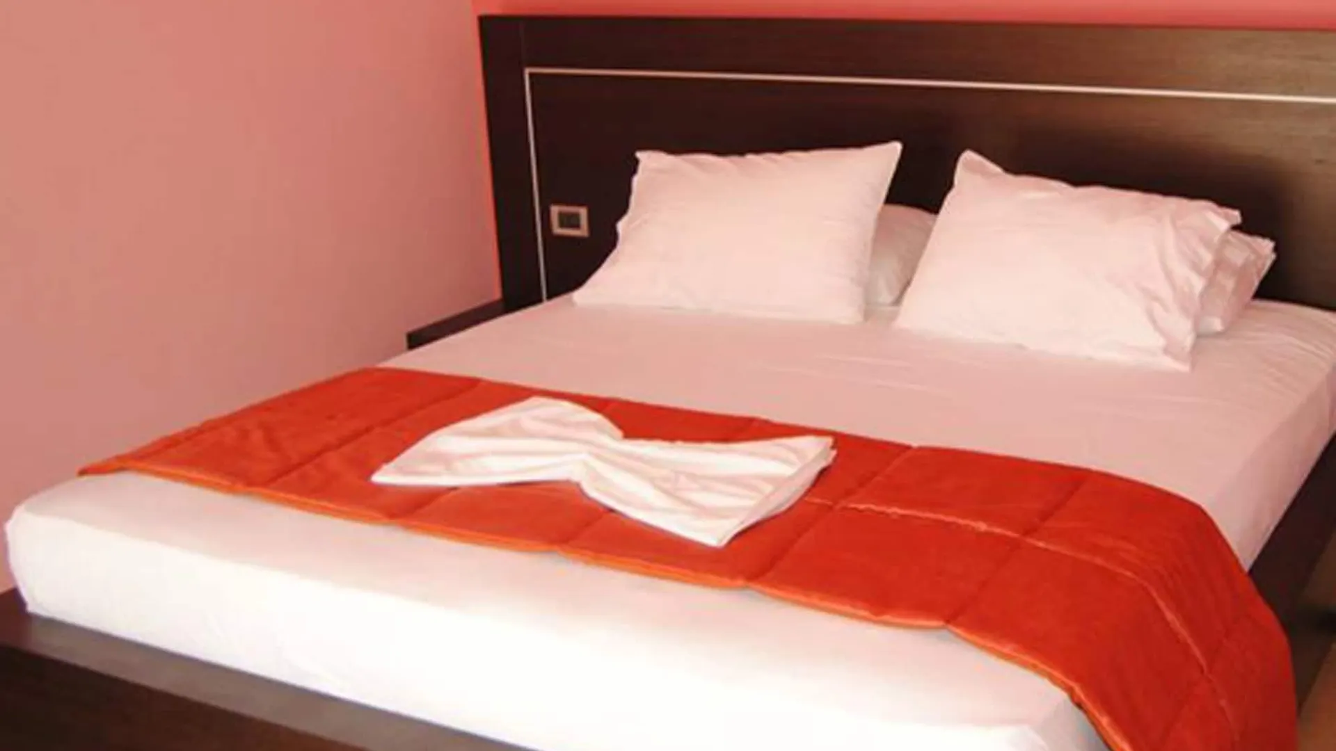 Lion Gate Hotel ساراندا 3*,  ألبانيا